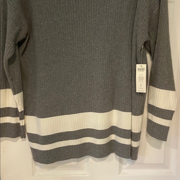 Chico's Ribbed Knit Top in Gray Sweater Size 2 NWT - Picture 4 of 8